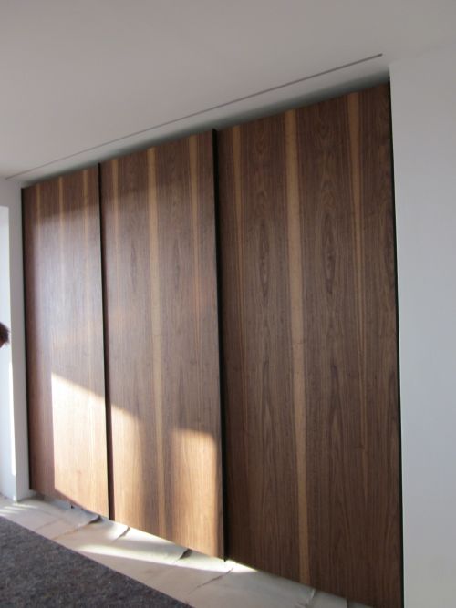 http://upwood.de/media/Schraenke/Schrank_Schiebetuer_Nussbaum.jpg